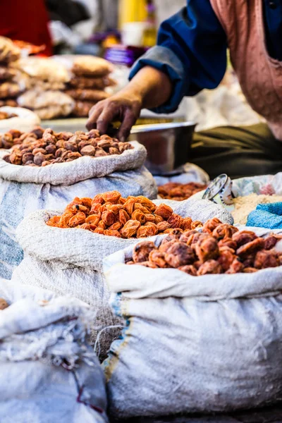 Szárított gyümölcsök a helyi leh piacon, india. — Stock Fotó