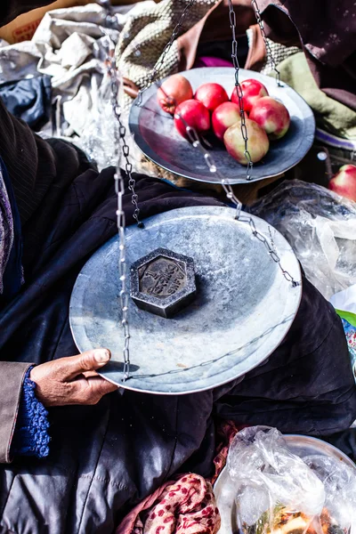 Asyalı çiftçi pazar taze elma satış. — Stok fotoğraf