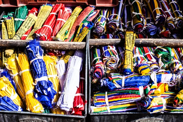 Banderas de oración budistas en Leh, India . — Foto de Stock