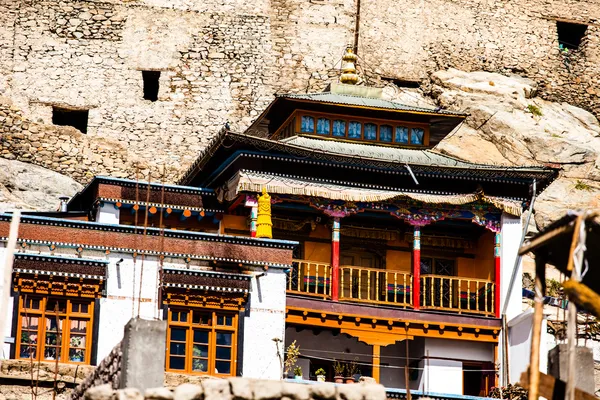 Monasterio de Leh se cierne sobre la ciudad medieval de Leh — Foto de Stock