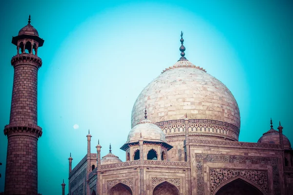 Taj mahal, um famoso monumento histórico, um monumento de amor, o maior túmulo de mármore branco da Índia, Agra, Uttar Pradesh — Fotografia de Stock