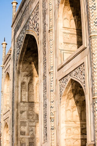 タージ ・ マハル、有名な歴史的記念碑、愛の記念碑、インド、アグラ、ウッタルプラデーシュ州最大の白い大理石の墓 — ストック写真