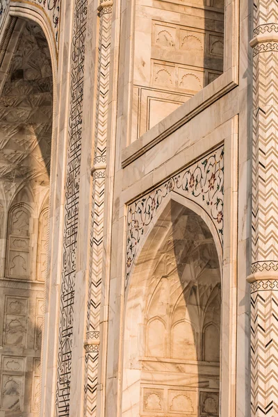 Тадж Махал, знаменитый исторический памятник, памятник любви, Величайшая гробница из белого мрамора в Индии, Агра, Уттар-Прадеш — стоковое фото