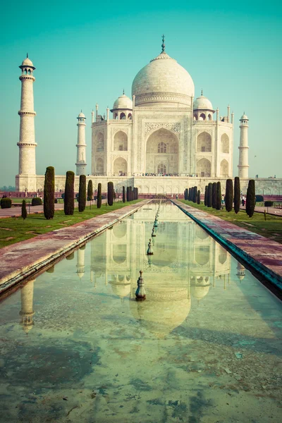 Taj mahal, um famoso monumento histórico, um monumento de amor, o maior túmulo de mármore branco da Índia, Agra, Uttar Pradesh — Fotografia de Stock