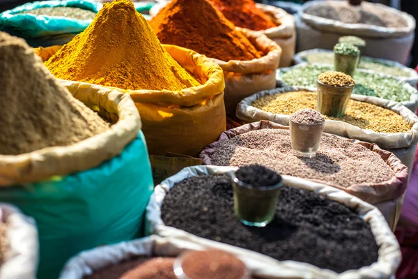 Indisch gefärbte Gewürze auf dem lokalen Markt. — Stockfoto