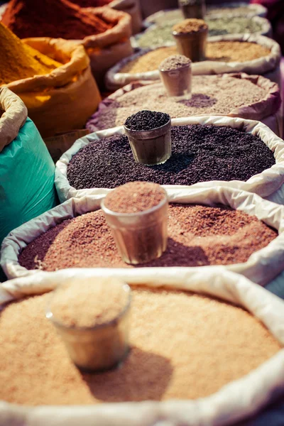 Indiase gekleurde specerijen op de lokale markt. — Stockfoto