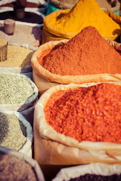 Épices de couleur indienne au marché local. — Photo