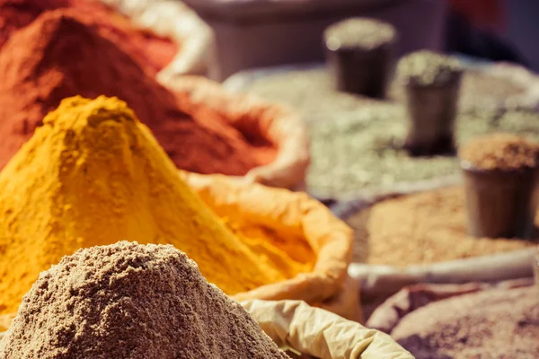 Indisch gefärbte Gewürze auf dem lokalen Markt. — Stockfoto