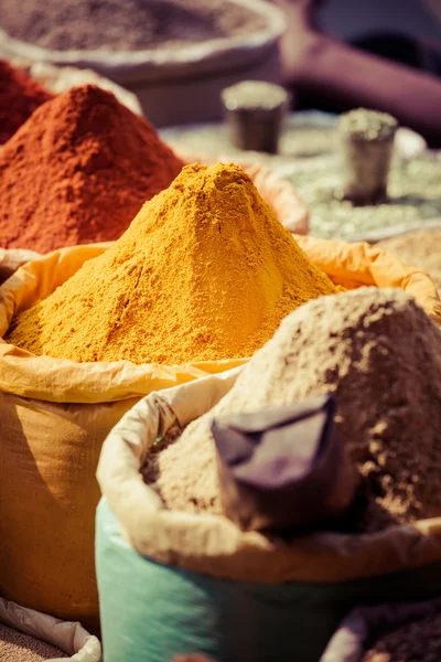 Indyjskie kolorowe przyprawy na lokalnym rynku. — Zdjęcie stockowe