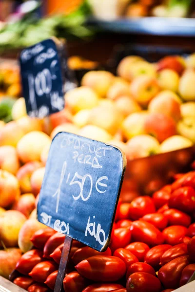 ボケリア バルセロナの有名な市場での果物市場 — ストック写真