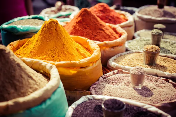 Épices de couleur indienne au marché local. Photo De Stock