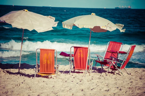 Cadeiras de praia e guarda-chuva na praia do Rio de Janeiro — Fotografia de Stock