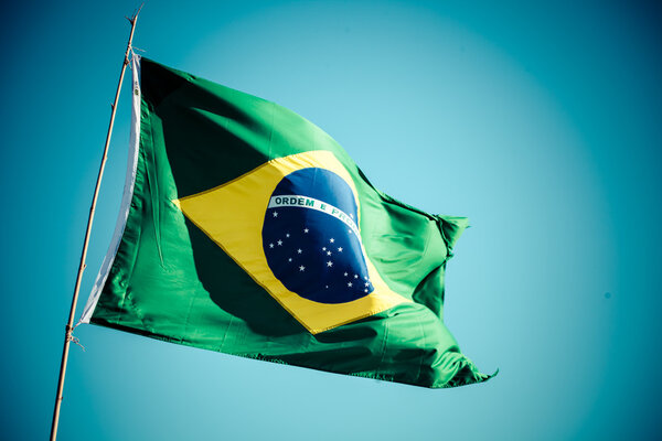 Государственный флаг Бразилии (Бразилия) развевается на ветру
