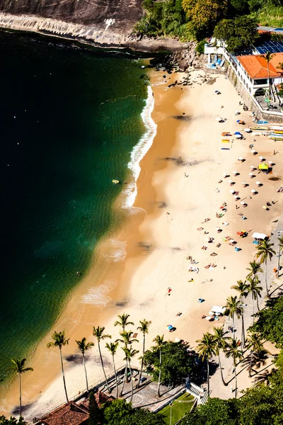 Вид с воздуха на пляж Урки и близлежащие дома, Рио-де-Жанейро, Бразилия . — стоковое фото