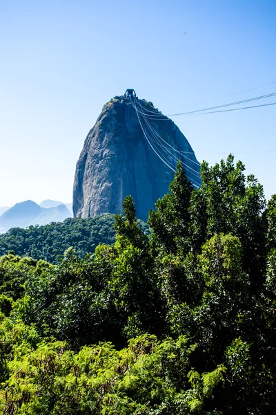 Brasile, Rio de Janeiro, Sugar Loaf Mountain Pao de Acucar e funivia con la baia e l'Oceano Atlantico sullo sfondo . — Foto Stock