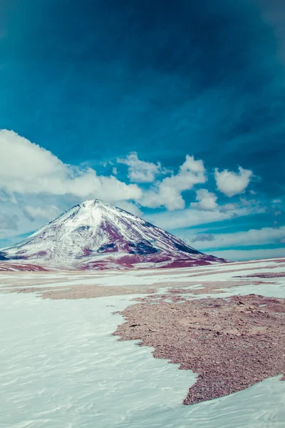 Wüste und Berg über blauem Himmel und weißen Wolken auf dem Altiplano, Bolivien — Stockfoto