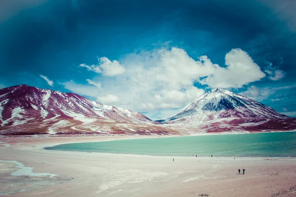 Désert et montagne sur ciel bleu et nuages blancs sur Altiplano, Bolivie — Photo