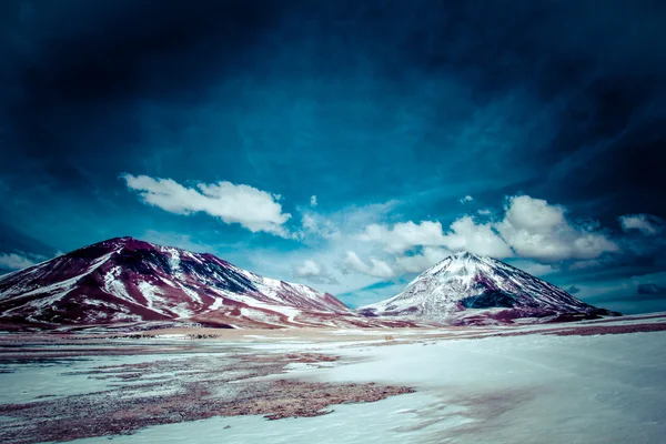 Woestijn en berg over blauwe hemel en witte wolken op altiplano, bolivia — Stockfoto
