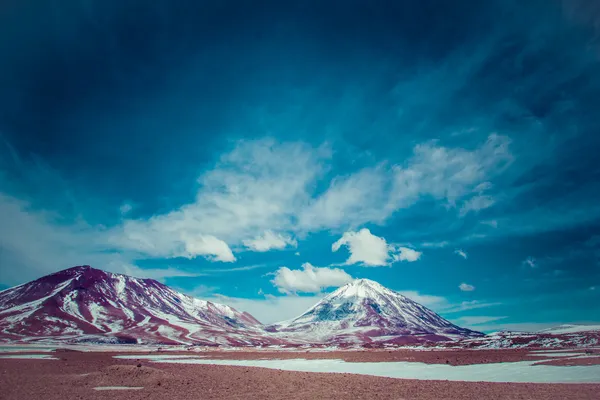 Désert et montagne sur ciel bleu et nuages blancs sur Altiplano, Bolivie — Photo