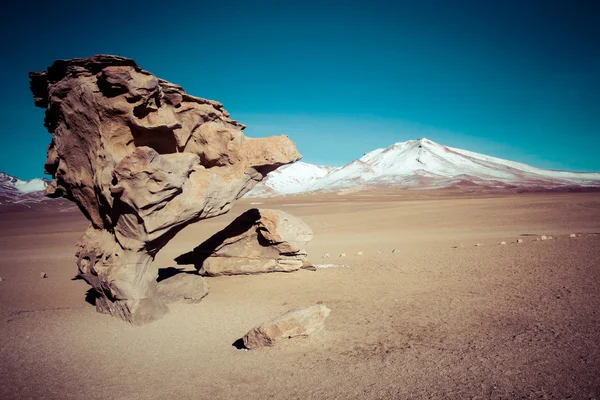 Öken och berg över blå himmel och vita moln på altiplano, bolivia — Stockfoto