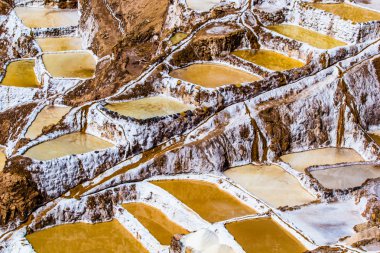 Peru, salinas de Maraş, pre Inca geleneksel tuz madeni (salinas).
