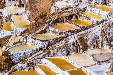Peru, salinas de Maraş, pre Inca geleneksel tuz madeni (salinas).