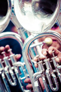 Cusco geçit töreninde Perulu dansçılar.