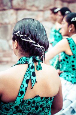 Cusco geçit töreninde Perulu dansçılar.