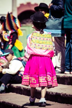 Cusco geçit töreninde Perulu dansçılar.