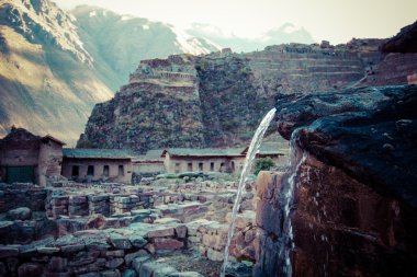 Ollantaytambo - eski Inca Kalesi ve şehrin kutsal vadiyi (valle sagrado) peru, Güney Amerika'da andes Dağları tepelerinde