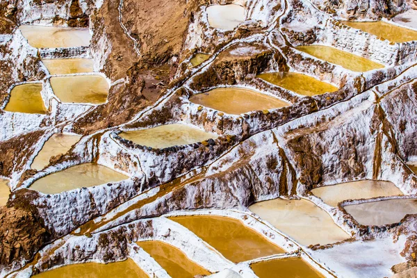 Перу, Salinas de Maras, Pre Inca traditional salt mine (salinas ). — стоковое фото