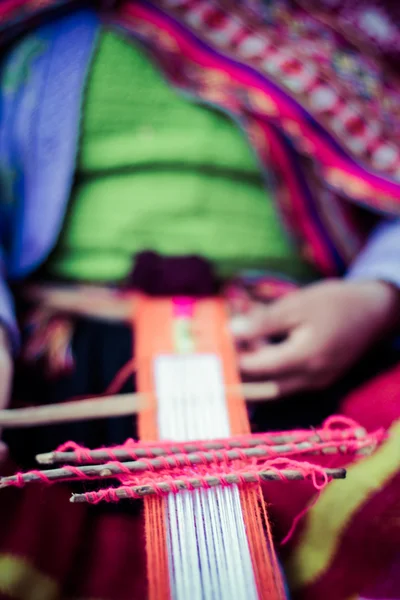 Tejido tradicional a mano en las montañas de los Andes, Perú — Foto de Stock