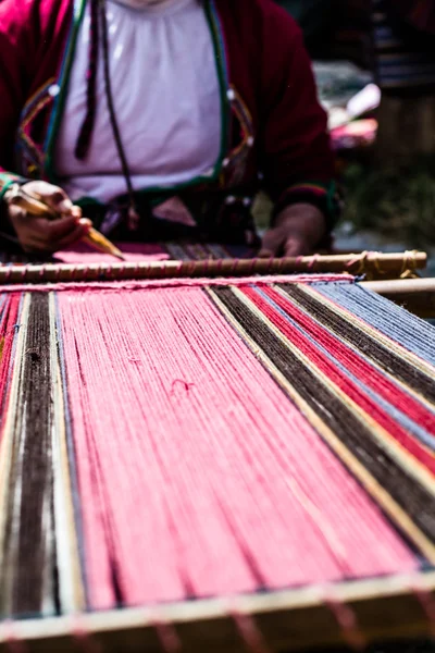 Tejido tradicional a mano en las montañas de los Andes, Perú — Foto de Stock