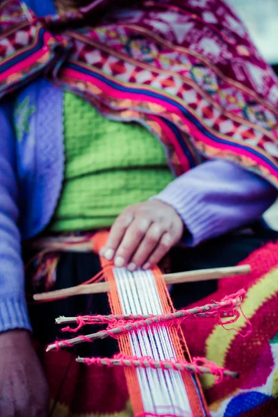 Traditionelle Handweberei in den Anden-Bergen, Peru — Stockfoto