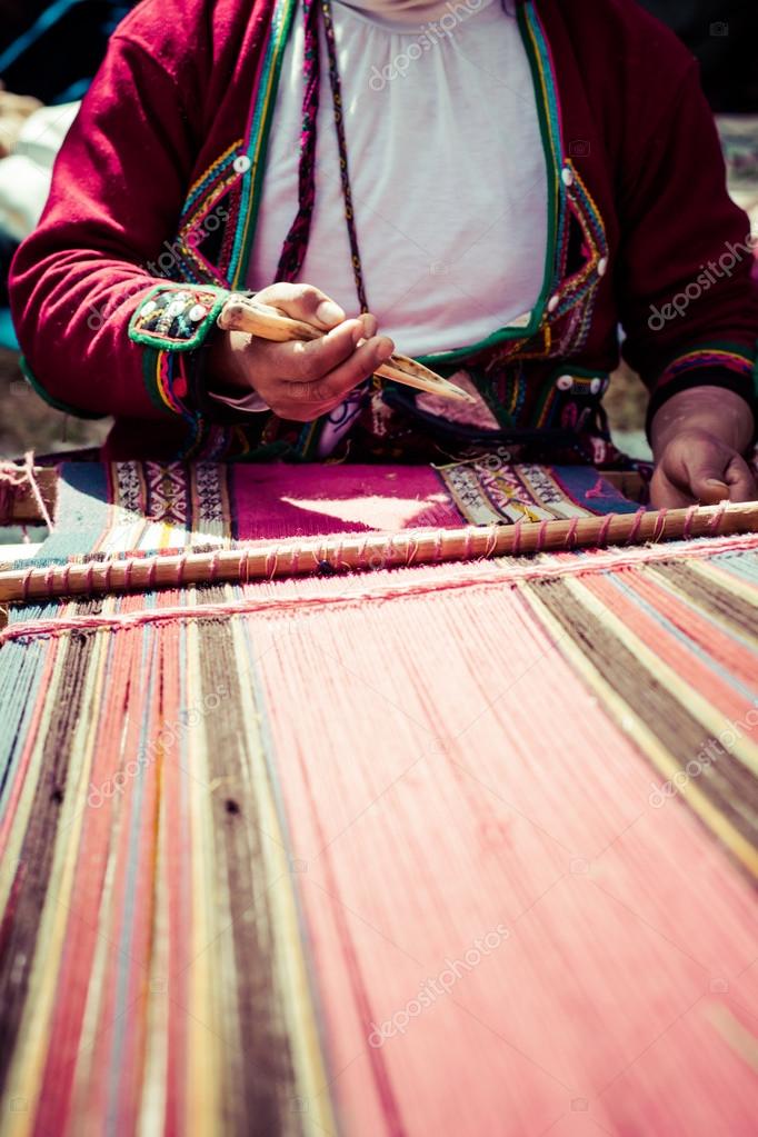 Traditional hand weaving in the Andes Mountains, Peru — Stock Photo