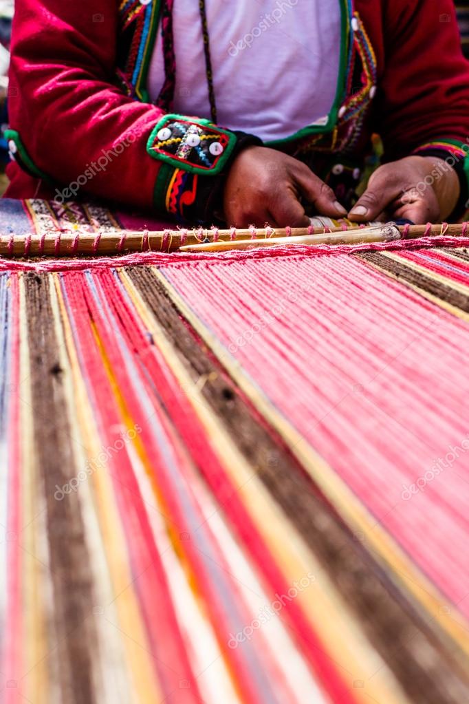 Traditional hand weaving in the Andes Mountains, Peru — Stock Photo