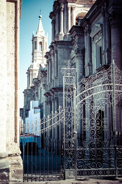 รายละเอียดของประตูด้านข้างของโบสถ์ใน Arequipa, Peru, South America — ภาพถ่ายสต็อก