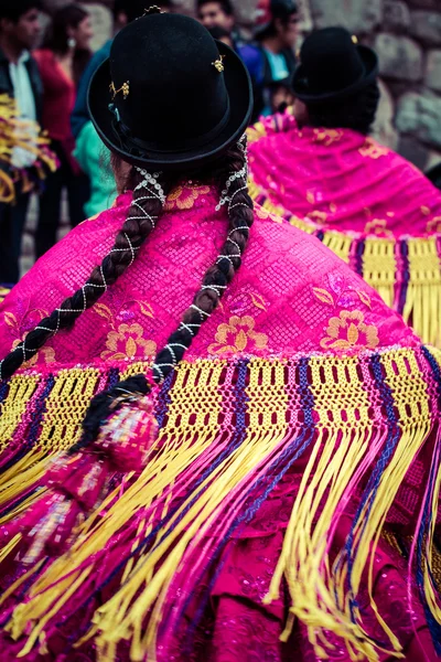 Peruanska dansare på paraden i cusco. — Stockfoto