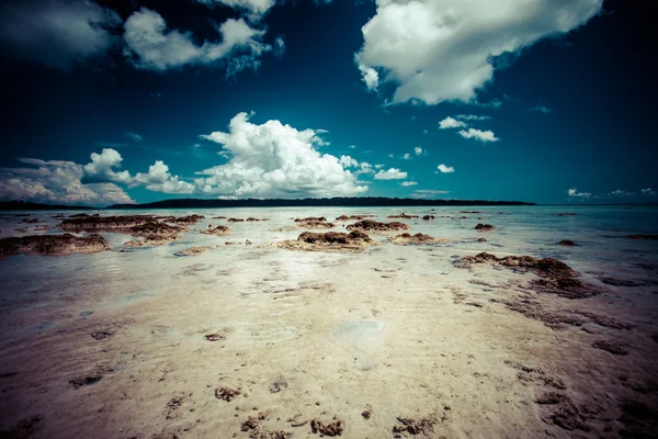 헤 브록 섬 푸른 하늘에 흰 구름, 안다만 제도, 인도 — 스톡 사진