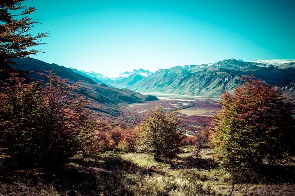Природный ландшафт с горой Фитц Рой в Национальном парке Лос-Исиарес, Патагония, Аргентина — стоковое фото