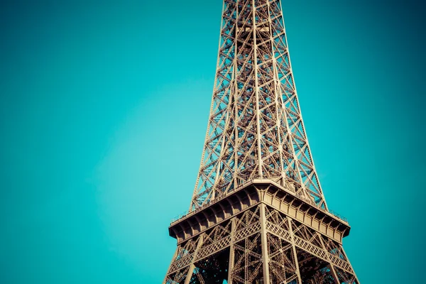 La torre Eiffel è uno dei punti di riferimento più riconoscibili al mondo . — Foto Stock