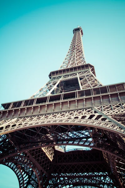 Эйфелева башня является одной из самых узнаваемых достопримечательностей в мире . — стоковое фото