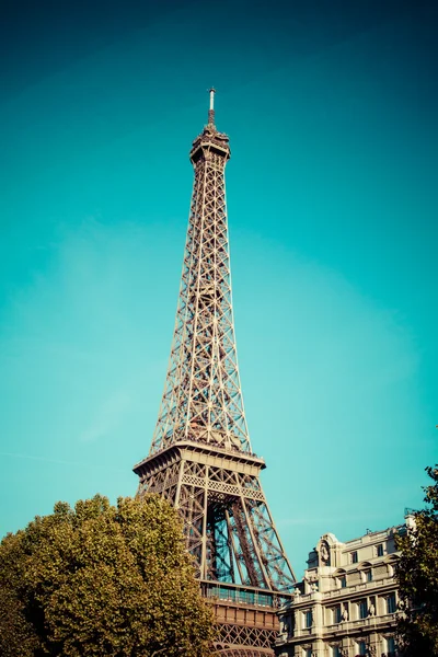 La tour Eiffel est l'un des monuments les plus reconnaissables au monde . — Photo