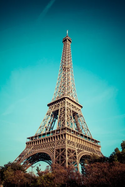 Der Eiffelturm ist eines der bekanntesten Wahrzeichen der Welt. — Stockfoto