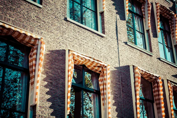 Arquitectura tradicional en Amsterdam, Países Bajos . — Foto de Stock