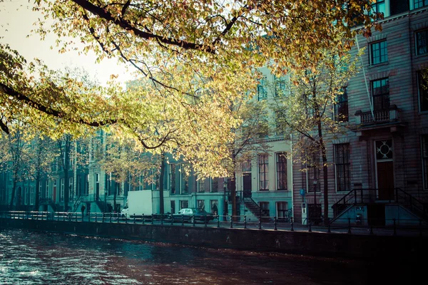 Arquitetura tradicional em Amsterdam, Países Baixos . — Fotografia de Stock