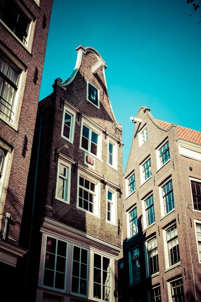 Arquitetura tradicional em Amsterdam, Países Baixos . — Fotografia de Stock