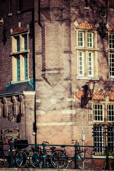 Arquitectura tradicional en Amsterdam, Países Bajos . — Foto de Stock