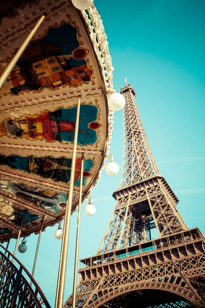 A Torre Eiffel é um dos marcos mais reconhecidos do mundo . — Fotografia de Stock