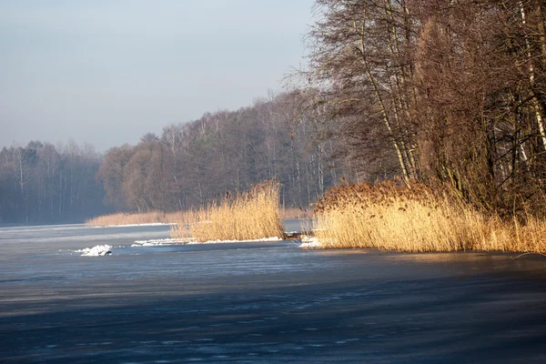 Traditionell polsk landskap i vinter, frusen sjö. — Stockfoto